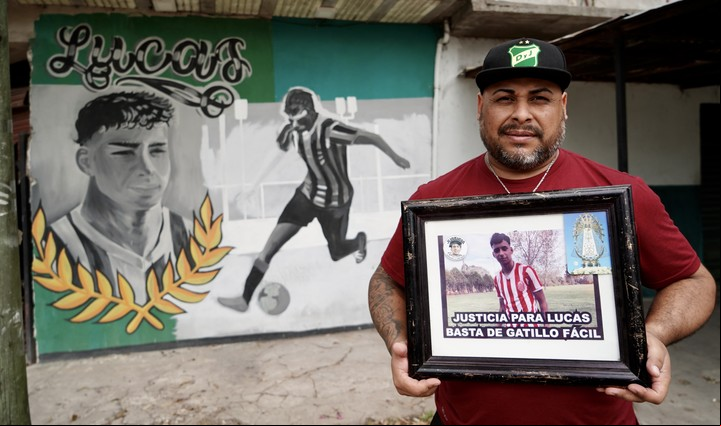 El padre de Lucas González con una foto de su hijo. Foto: Mario Quinteros