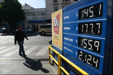 Un día después de Shell, YPF sube el precio de la nafta