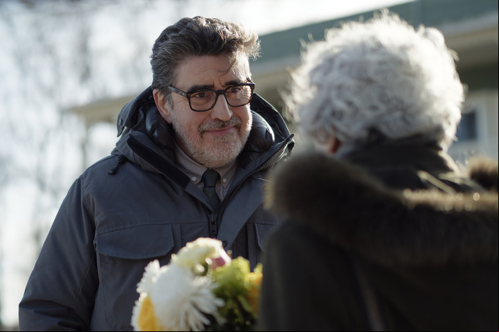 Alfred Molina como el inspector Armand Gamache, en Three Pines, la serie policial de HBO.