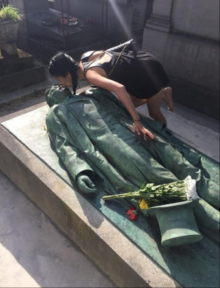La mujer tocando el miembro viril de la estatua para encontrar marido en menos de un año (Facebook).