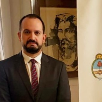 El embajador argentino en Italia cruzó al escritor K Mempo Giardinelli: "Lamentable que se crean con derecho a alojarse" en la residencia diplomática