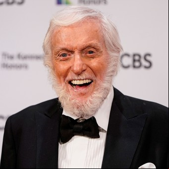 Dick Van Dyke, la estrella de Mary Poppins,  cumple hoy 99 años, graba con Coldplay y se salva de un incendio