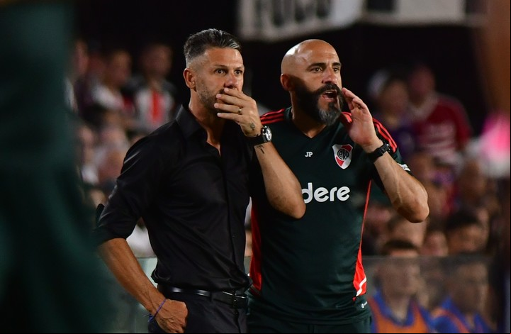 Martín Demichelis, al frente de la delegación de River que viajó a Bolivia para arrancar la Libertadores con el pie derecho. Foto: Marcelo Carroll.