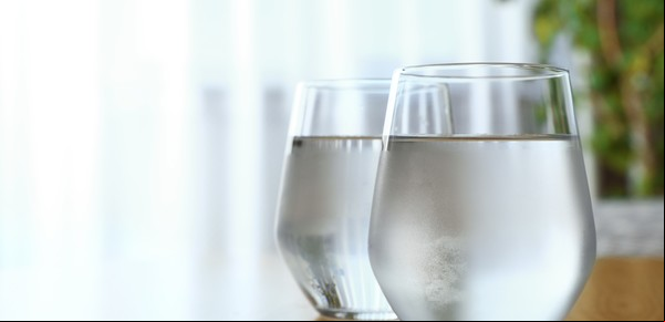Por qué es conveniente dormir con un vaso de agua debajo de la cama
