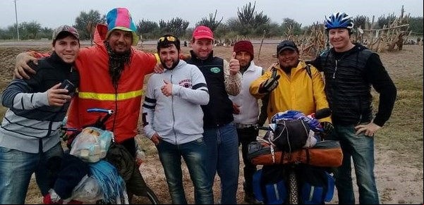 Una insólita travesía solidaria: de Llavallol a Bolivia en bicicleta y vestido de payaso, para juntar juguetes