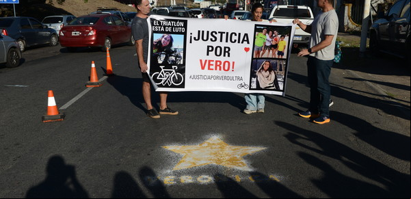 Piden que vaya a juicio un conductor borracho que atropelló y mató a una ciclista: sigue manejando
