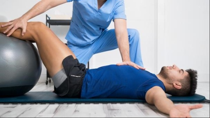 Un hombre realizando ejercicios Kegel con ayuda de un fisioterapeuta Foto:
iStockphoto