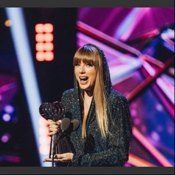 Taylor Swift arrasó en los iHeart Radio Awards y se llevó el máximo galardón