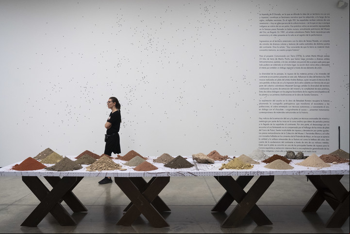 Los montículos de tierra que acopió la artista Teresa Pereda. Provienen de todo el continente. Foto Andrés D'Elía
