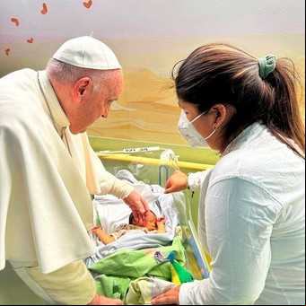 Durante su internación, el papa Francisco visita niños y bautiza a un bebé