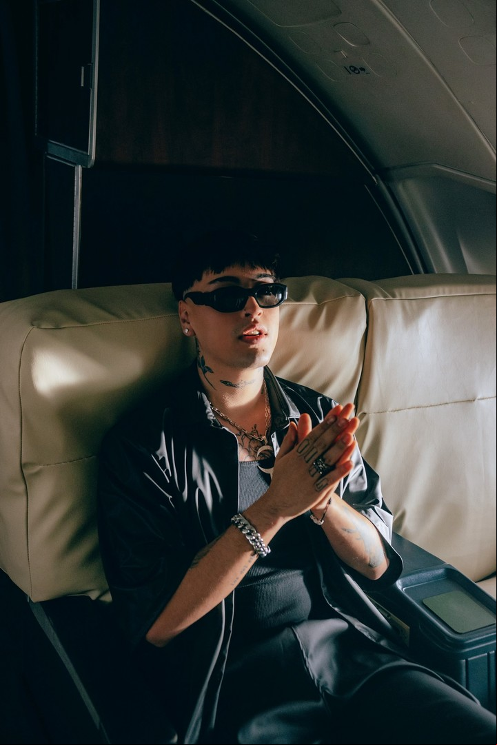 Tiago PZK en uno de los tantos viajes del año pasado y 2023, durante su gran gira internacional.