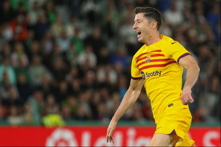 Robert Lewandowski festeja el primero ante Elche. (AP)