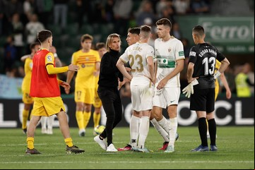 La primera vez de Beccacece en Elche fue un baño de realidad: Barcelona lo goleó 4-0 y se hunde en LaLiga