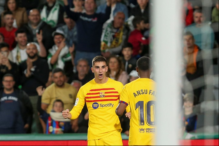 Ferrán Torres festeja con Ansu Fati el cuarto gol del Barcelona. Los dos jóvenes tuvieron un muy buen partido, (AP)