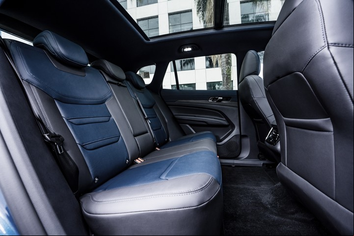 Por dentro, el Ford Territory ofrece un amplio espacio interior, especialmente en las plazas traseras.