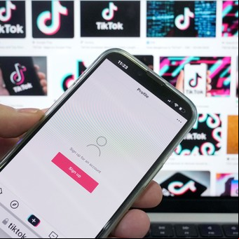 "Muy distraídos en TikTok": la demoledora crítica de un multimillonario a la Generación Z