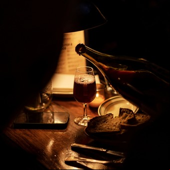 El consumo moderado de alcohol no es beneficioso para la salud, según un análisis de décadas de investigación