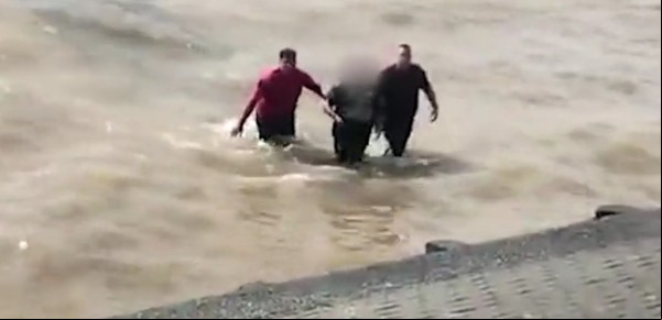 Video: desesperado rescate de un hombre que se estaba ahogando en la Costanera frente a Aeroparque