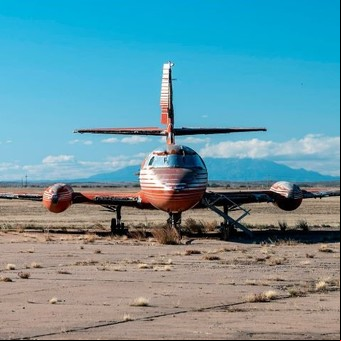 Compró el último jet privado de Elvis Presley para convertirlo en una mega casa rodante