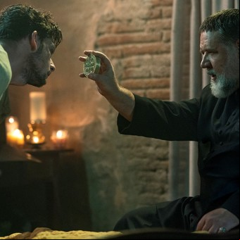 Como El exorcista del Papa, Russell Crowe anda en motoneta