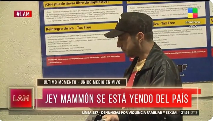 Jey Mammón se fue a España y evitó responder preguntas de la prensa. Captura TV