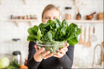 Crudas o cocidas: cómo se deben comer estas 4 super verduras según los especialistas