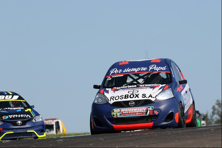 Alejandro Torrisi, con el Nissan March, ganó la serie más rápida de la Clase 2 del TN. Foto Prensa APAT