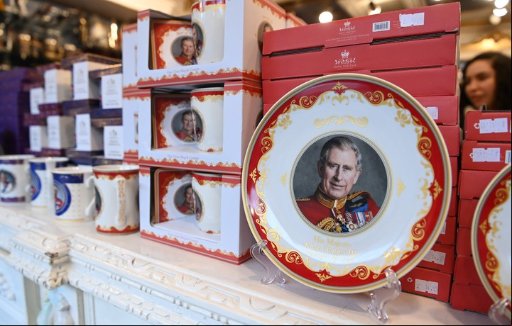 Souvenirs reales en Londres. Foto: EFE