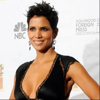A los 56 años Halle Berry salió desnuda al balcón e incendió las redes