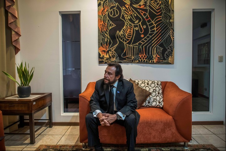 El Vicepresidente de El Salvador, Félix Ulloa, en su despacho de San Salvador. "Hemos devuelto la libertad a la gente", dijo. Fotografías de Daniele Volpe