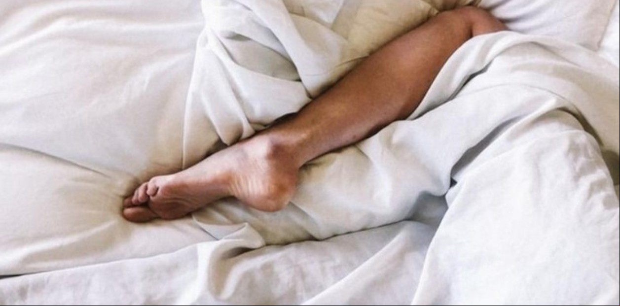Por qué sacamos un pie de la cama para dormir, según la ciencia