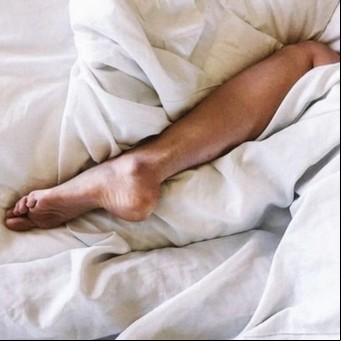 Por qué sacamos un pie de la cama para dormir, según la ciencia