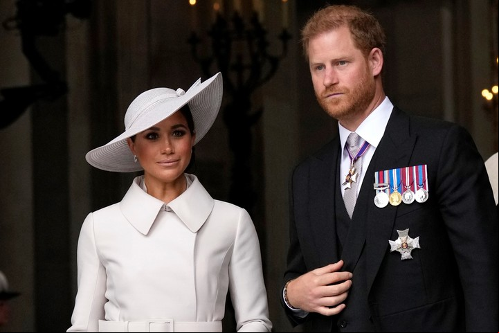 Los Sussex tras la ceremonia de Acción de Gracias por el reinado de Isabel II, en abril de 2023. Foto: AP