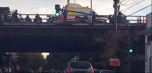 Choque en cadena en la Autopista 25 de Mayo entre 9 autos y un camión: hay al menos 6 heridos