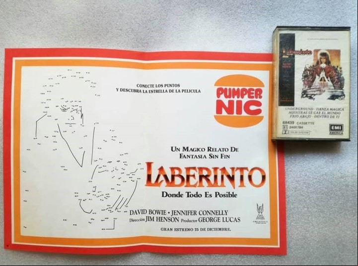 Pumper con su merchandising de la película "Laberinto". Los coleccionistas atesoran estas perlas.