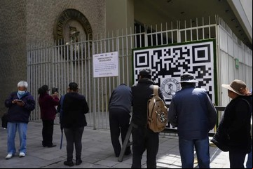 Filas para conseguir dólares y miedo a una devaluación: ¿Qué pasó con el "milagro económico" de Bolivia?