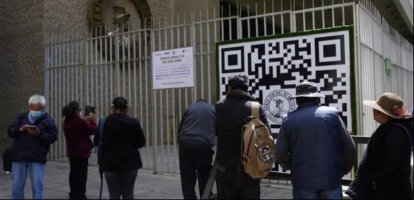 Filas para conseguir dólares y miedo a una devaluación: ¿Qué pasó con el "milagro económico" de Bolivia?
