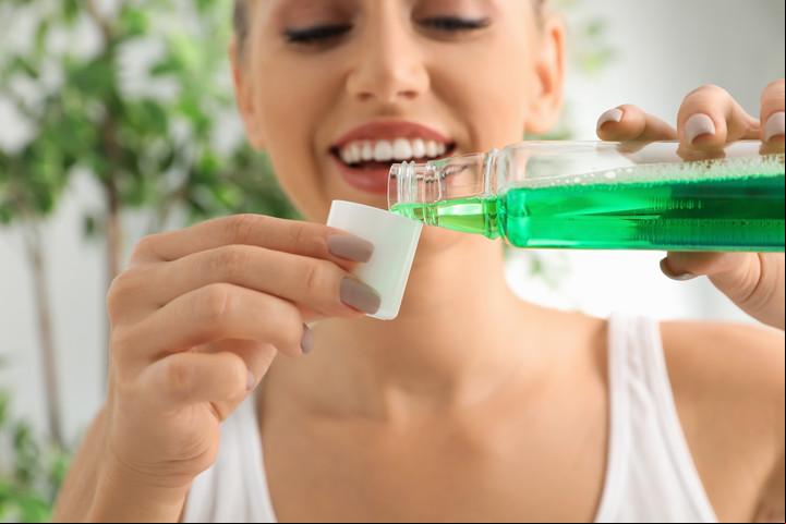 Los enjuagues bucales antibacterianos alivian las aftas Foto shutterstock.