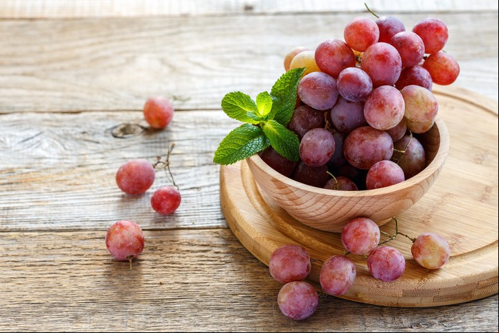 Frutas prohibidas para un perro. Las uvas, las pasas, la palta, las bayas y frutos rojos nunca!!!/ Shutterstock.