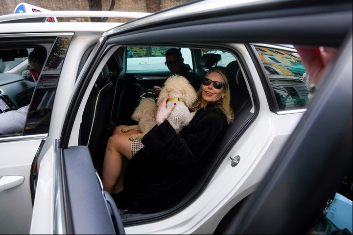 La princesa Rita Boncompagni Ludovisi o Rita Jenrette Carpenter abandona la villa. Foto: AP