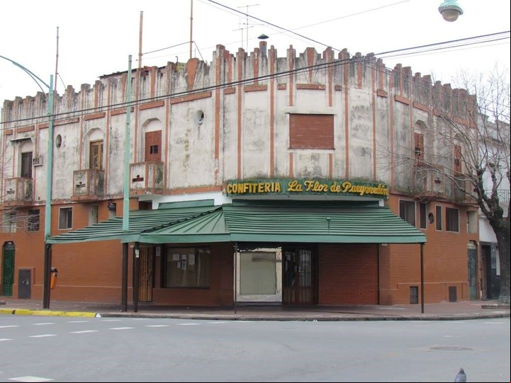 La esquina donde funciona la tradicional panadería La Flor de Pueyrredón.
