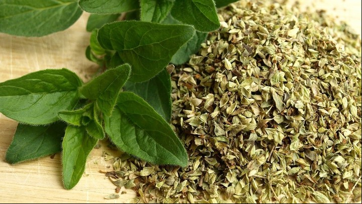 El orégano es una hierba que se utiliza para dar sabor a los alimentos.