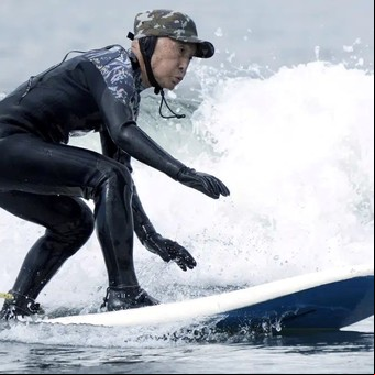 Tiene casi 90 años, escaló el Monte Fuji y ahora es surfer pero no se detiene: busca nuevos retos