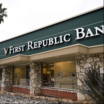 Las acciones del estadounidense First Republic Bank se derrumban 49% en Wall Street tras la caída de depósitos