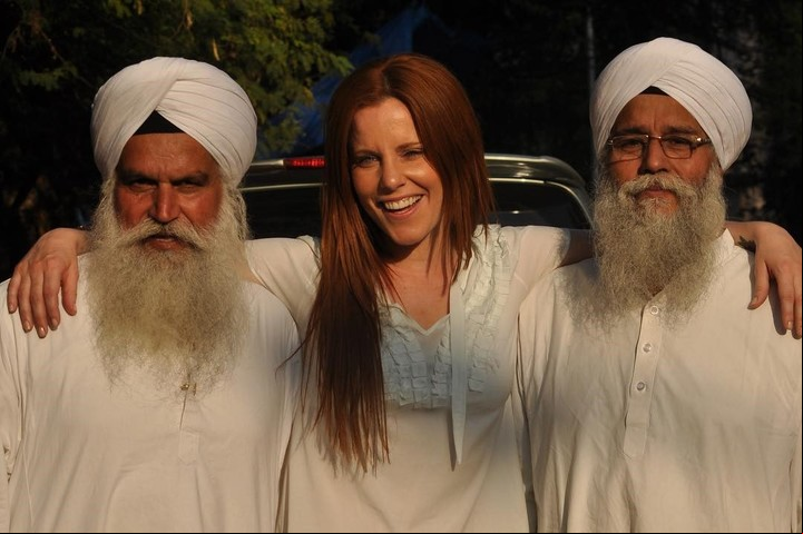 Agustina Kämpfer tras ser diplomada en un curso de meditación en la India. Foto Instagram