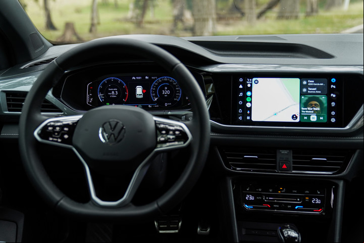 Interior digital y con opciones de conectividad inalámbrica. Foto Maxi Failla