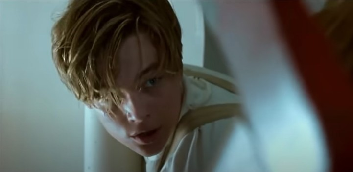 Jack tiene puestos unos tirantes en una escena de Titanic.