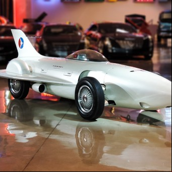 El avión de guerra que no podía volar: la historia del modelo que inició la excéntrica moda de los autos con turbina