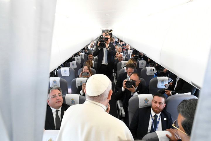 Francisco habla con los periodistas que viajaron con él a Budapest. Foto: EFE