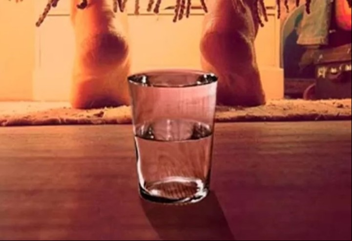 Vaso de agua debajo de la cama para descansar mejor.